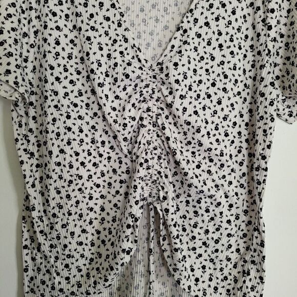 MOLLY + Rose Floral Cinched Ribbed V Neck Top - Picture 2 of 4